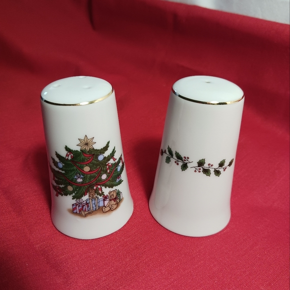 Christmas Sanyei Japanese Salt and Pepper Shakers - Picture 2 of 7